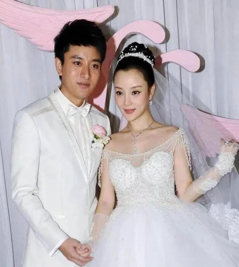 李小璐一家的话题似乎成了互联网时代的流量密码。
每次提到亲子互动或家庭教育，评论