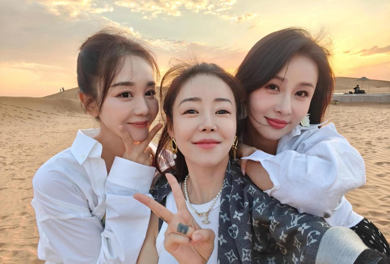 安又琪带着姐妹团在沙漠拍照！有人说这三个女人“过气了”，感觉贾青、海陆 和安又琪