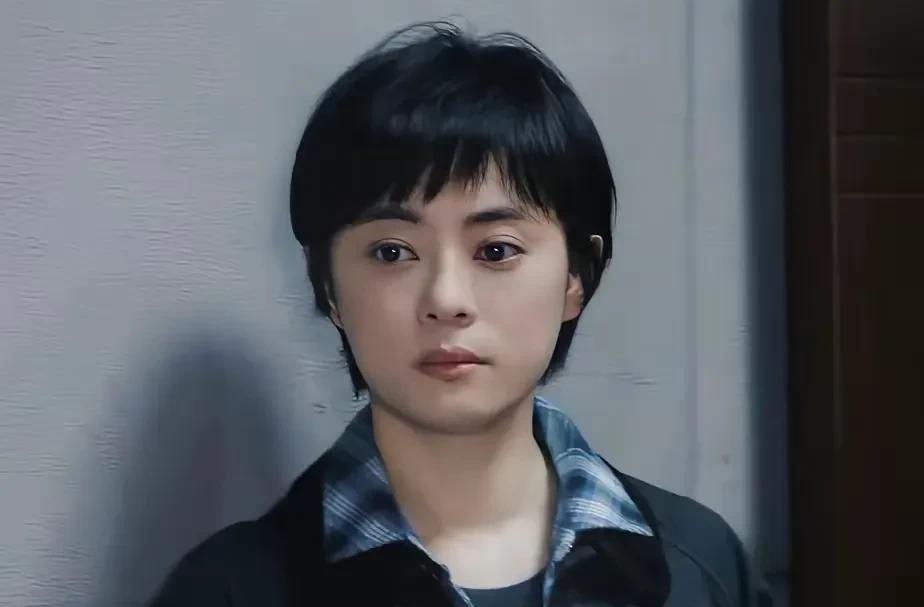 孙俪，其实挺冤的！
都说她养生养“废”了，
只看到她凸起严重的眼球，
但没看到她