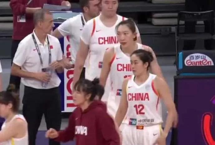 球员拿球就传，毫无三威胁，进攻体系僵到窒息。这场失利，不怪球员，怪体系理念！