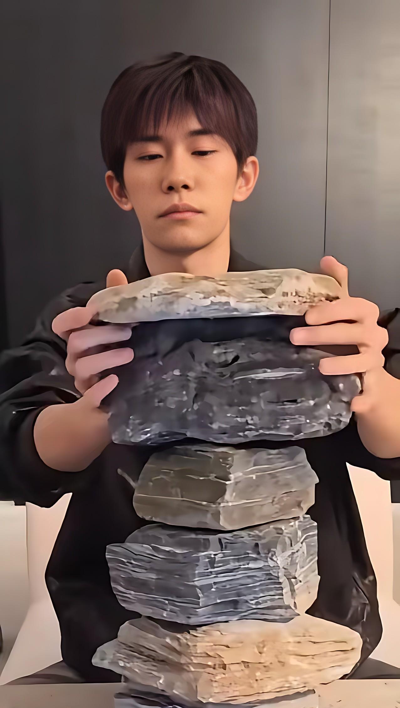 易烊千玺啊易烊千玺
不是我骂你
你说你直播就直播
垒石头算啥？垒石头就垒石头吧，