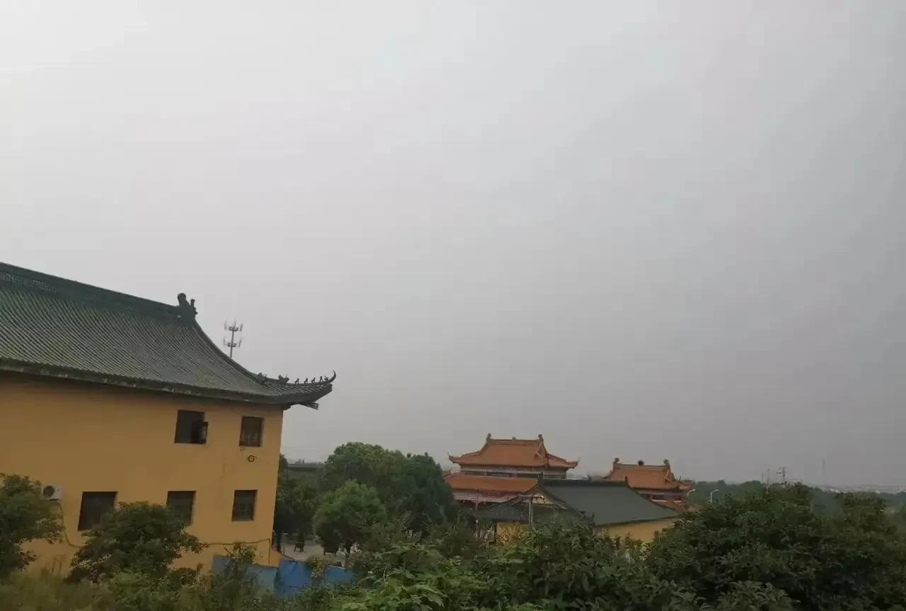 要说我们这里有名的去处，南山寺绝对要算一个。
南山寺南山寺，顾名思义就是在南山脚