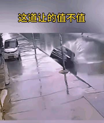 黑车司机右打方向盘，想礼让电动四轮通过。
万万没想到，司机右打方向失控，黑车翻进