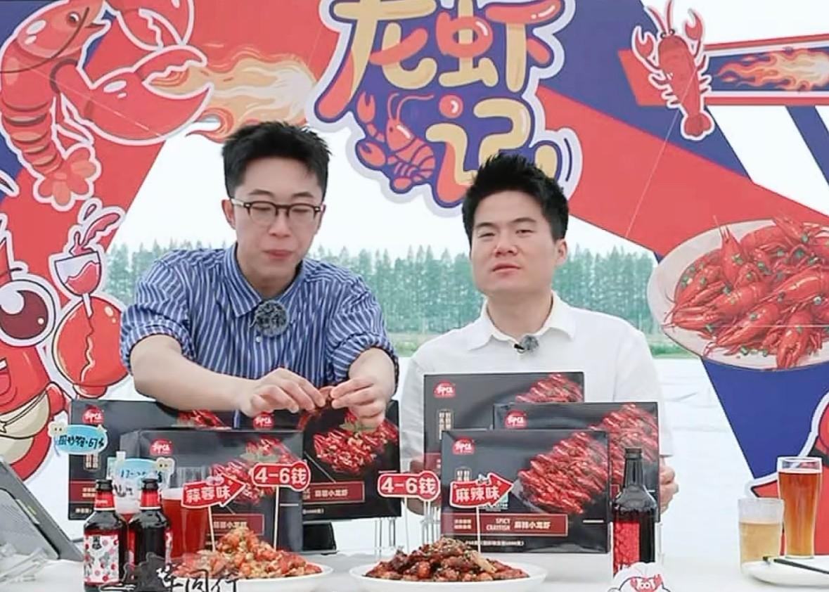 天哪，宇辉人也太好了，刚刚宇辉在卖小龙虾的时候跟旁边工作人员说让师傅再炒点小龙虾