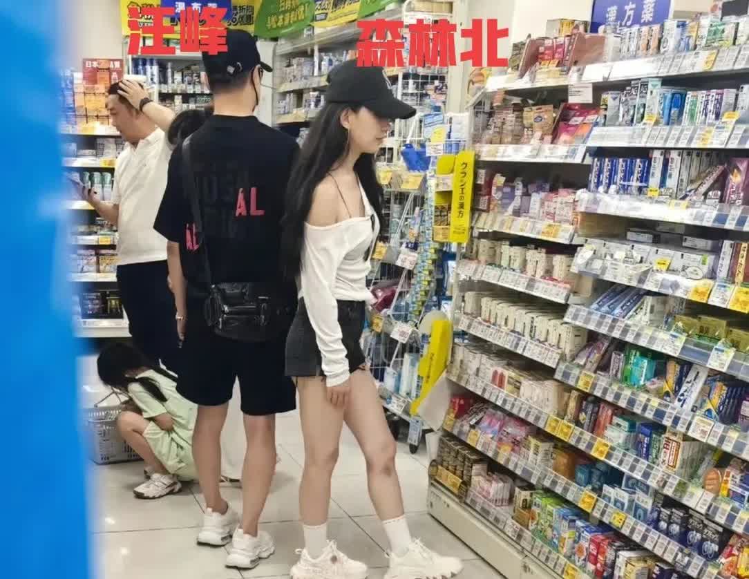 樱花国偶遇汪峰和新女友森林北在药妆店买东西，路人镜头下的森林北竟然长这样，五五分