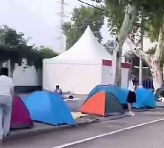 穷人，就要穷游，没必要装
今年国庆，武汉街头出现很多帐篷。
年轻人出游，不愿意被