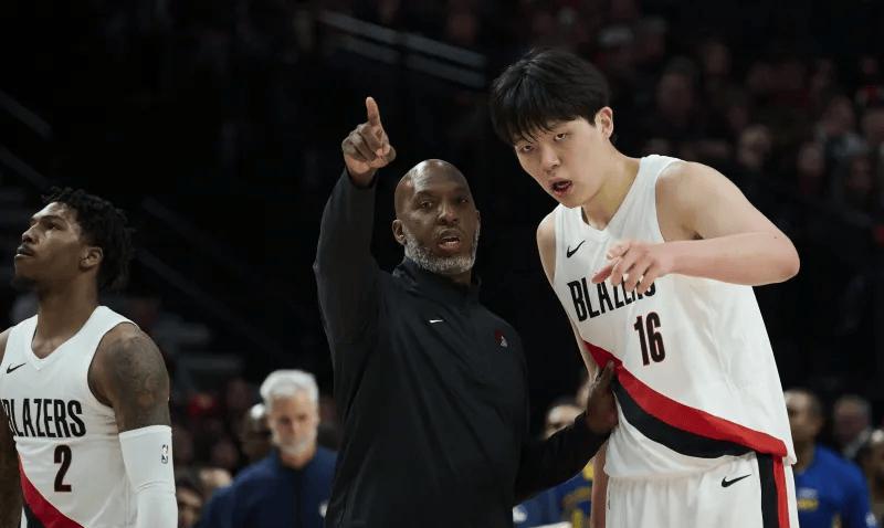 开拓者球员杨瀚森私下聚会时谈到了，自己nba的主教练比卢普斯，他表示比卢普斯是一