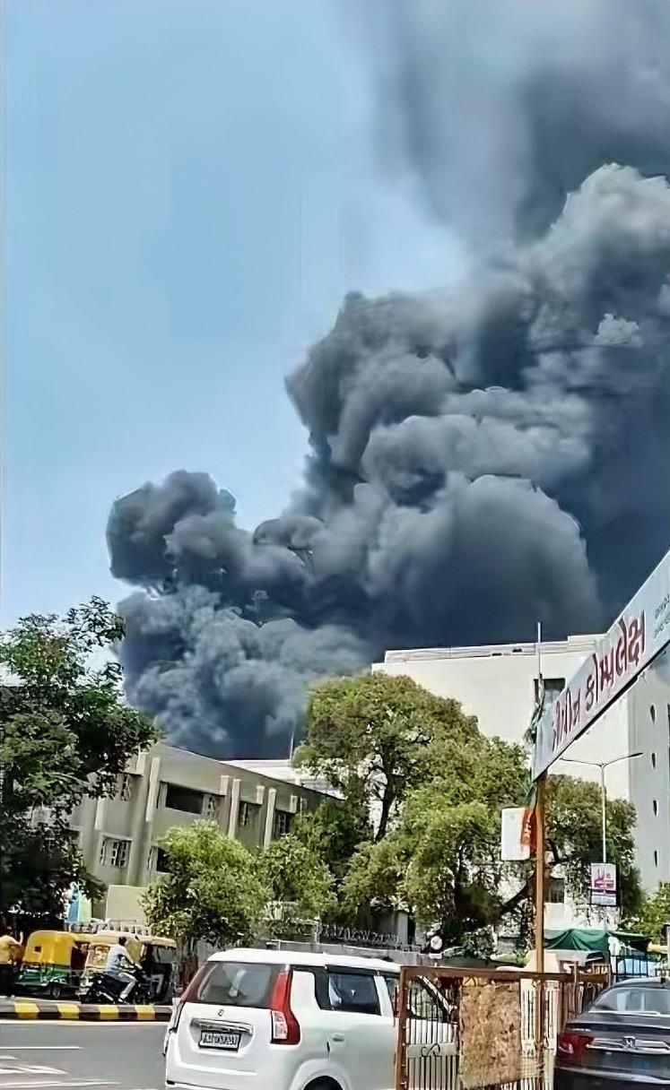 快讯快讯！
当地时间6月12日，一架载有242人的客机在印度古吉拉特邦艾哈迈达巴