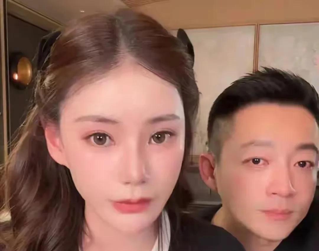 不知道汪小菲会怎么想，他无论办不办婚礼都已经下不了台，汪小菲是图马莜梅对他和孩子