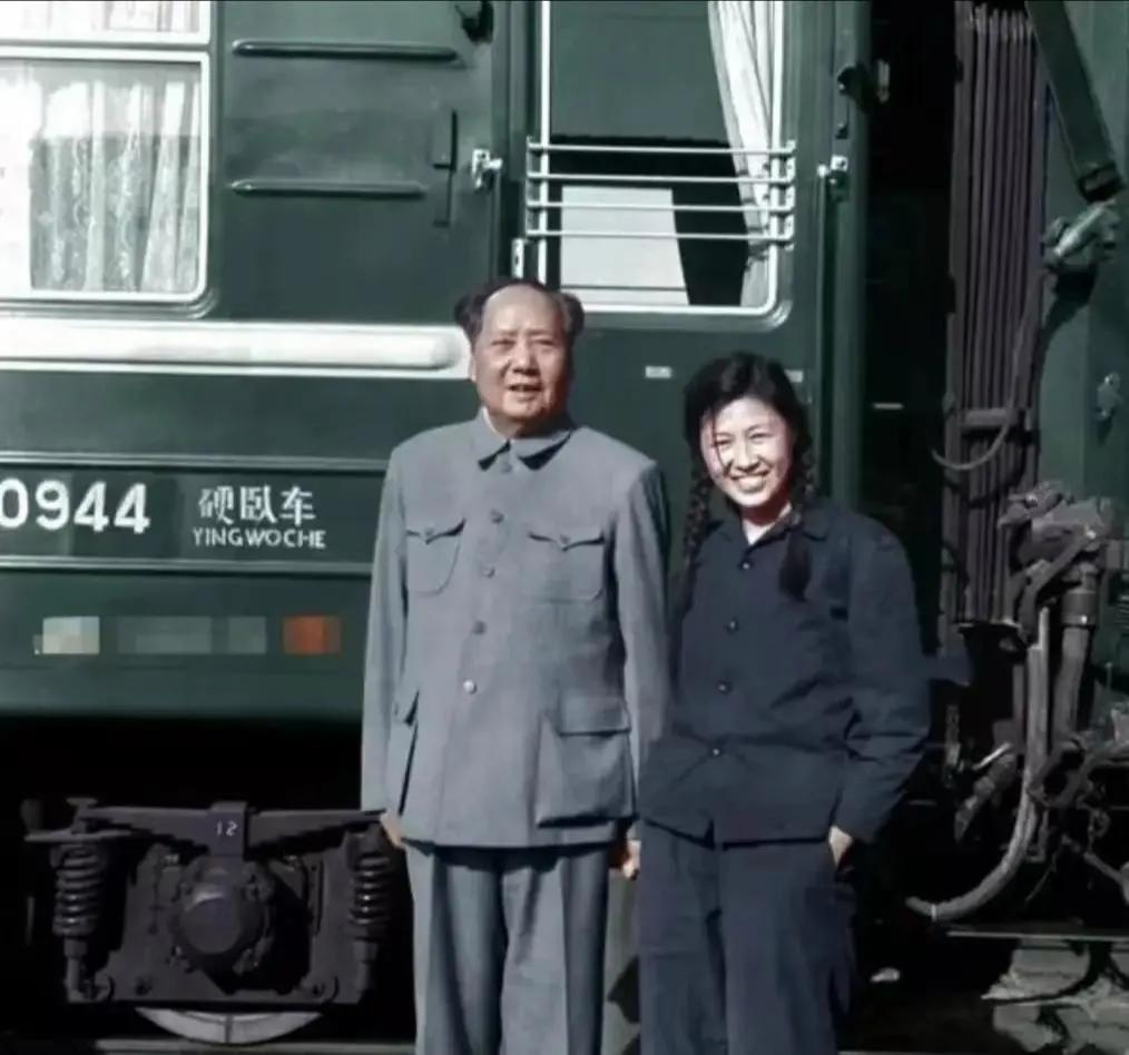 1960年，主席与25岁机要秘书谢静宜在专列前。
谢静宜出生于1935年12月的