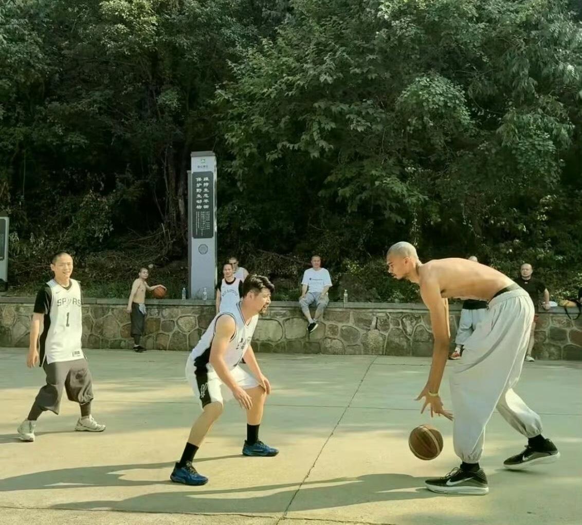 文班亚马身在少林心在外，这样的修行会有效果吗？
近日，身处少林寺修行的NBA球员
