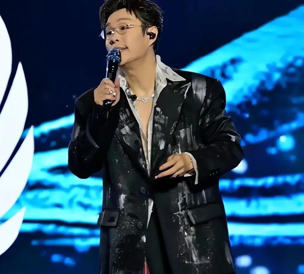 #你认为小沈阳的演唱会成功吗？#
小沈阳家乡演唱会翻车！破音黑屏变“家庭KTV”