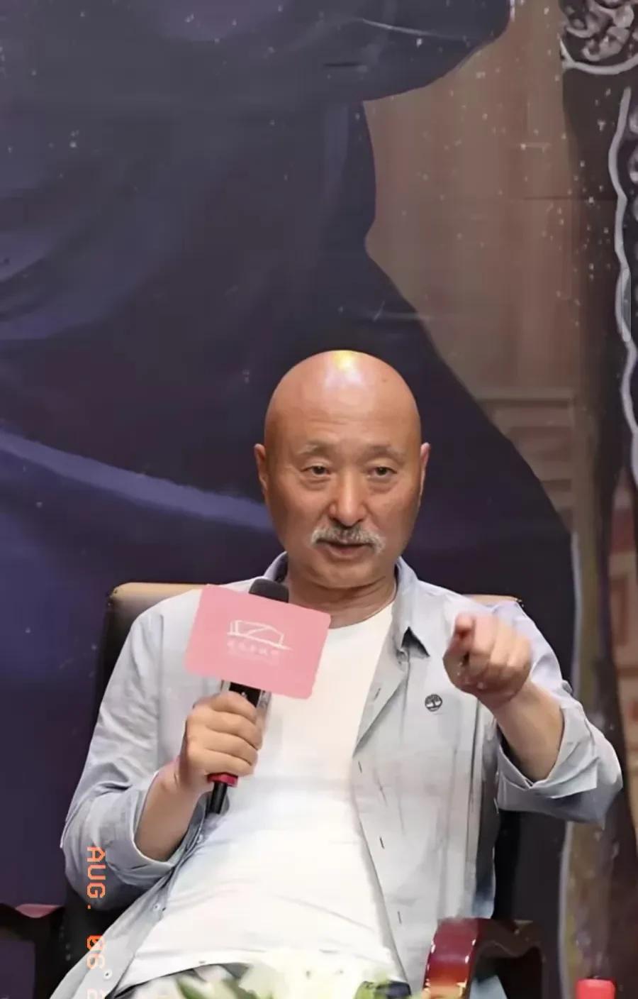 易立竞这提问啊，总是直戳戳的，
那天她问陈佩斯：“刀郎为啥不上春晚啊？”
陈佩斯