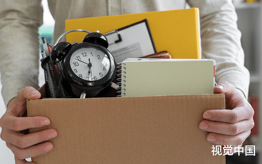 被县长报复成清洁工，3月后哥哥任市委书记，视察时：好大的胆子，这是我亲妹！