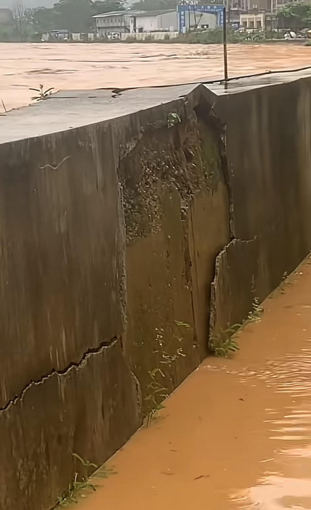 水位噌噌往上涨，已经浸到公路了[流泪][流泪]