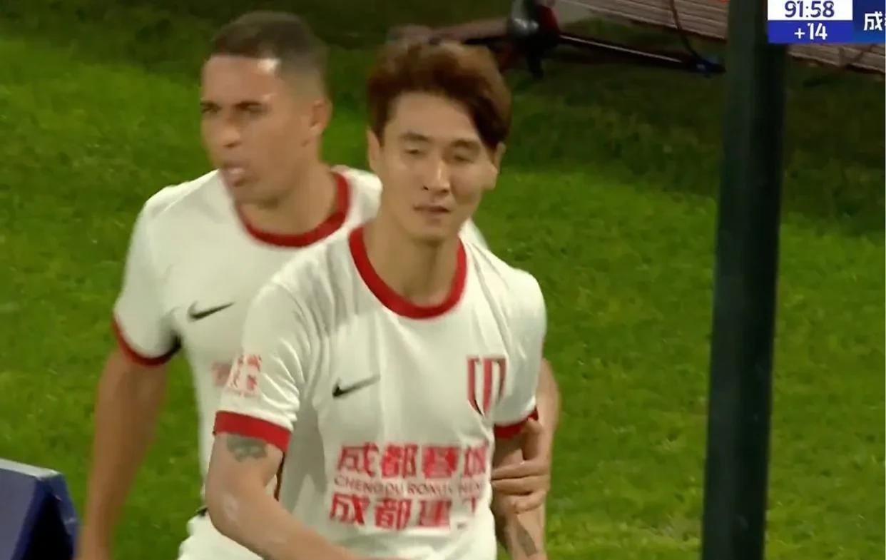 不要再骂韦世豪了，韦世豪真的成熟了，而且他目前是国足的进攻担当，尤其是在这几天前