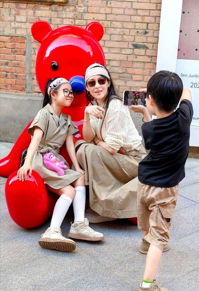原来章子怡，才是真正的人生赢家啊，和前夫汪峰离婚之后，章子怡在六一儿童节，首次晒
