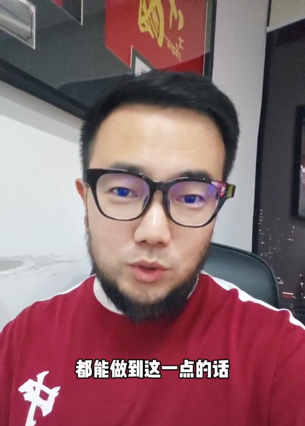 U22国足2-0韩国，潘伟力觉得，梅开二度的拜和拉木可以用奇人两个字形容，作为一