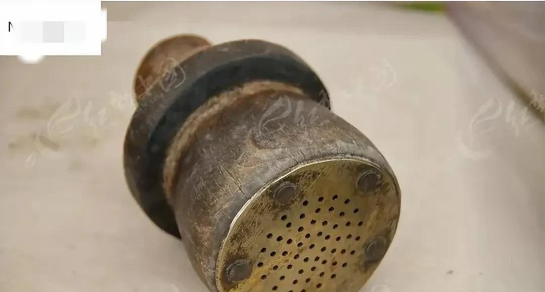 这生锈的老物件，看着有点岁数了，以前是干啥用的呀？有没有人认识，给说道说道呗，感