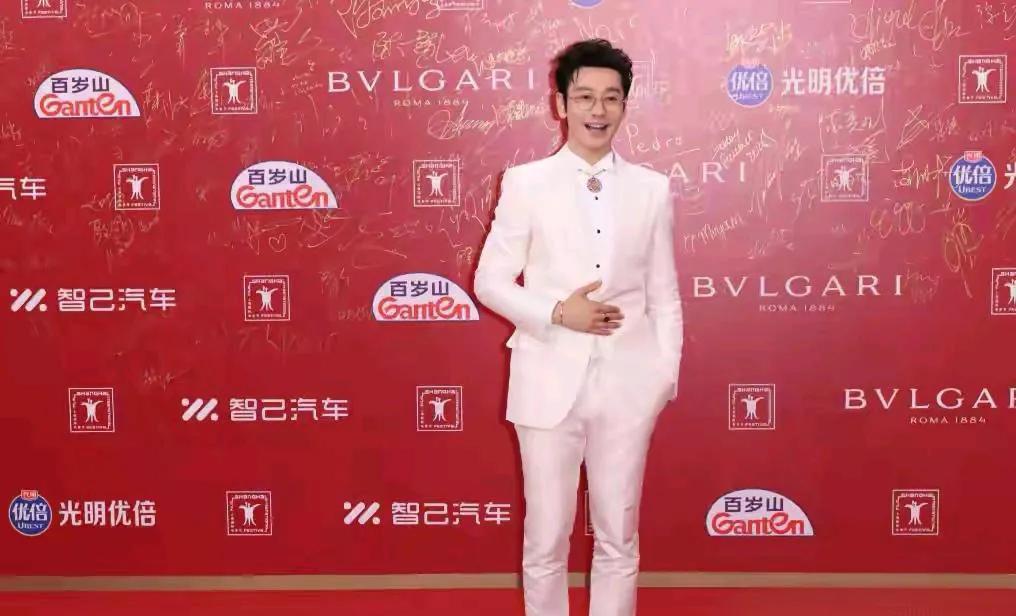 黄晓明这是霸总打扮吗？一身白西服配眼镜，很有霸总气场。