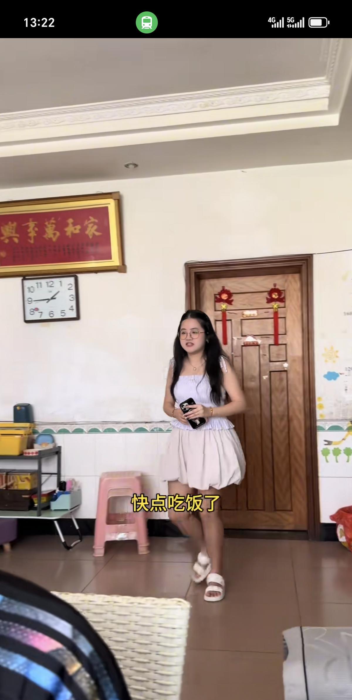 华华吃上了大鸭腿，好香。
华华姐姐为了华华一家能够吃上土鸭，提前几天就开始跟人家