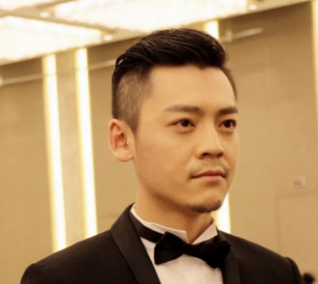 2002年，演员巍子把儿子王紫逸送到国外去留学，没想到儿子三天两头向巍子要钱，巍