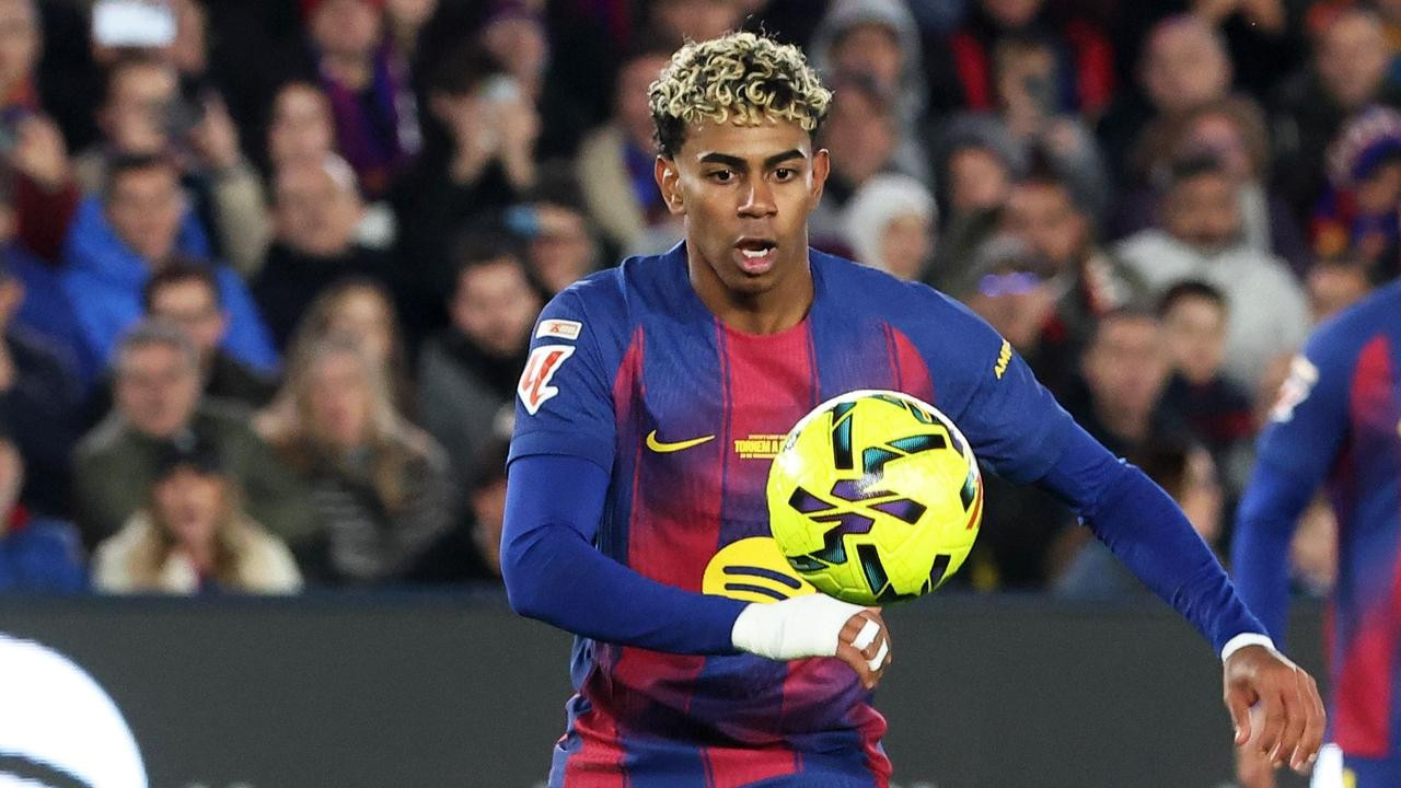 11.25 欧冠焦点战前瞻，切尔西主场对垒巴萨，谁能拿下珍贵的三分。