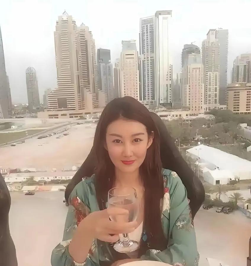五年恋爱不领证这事儿搁娱乐圈也算不上稀奇，但放王宝强和冯清身上就成连续剧了。要我