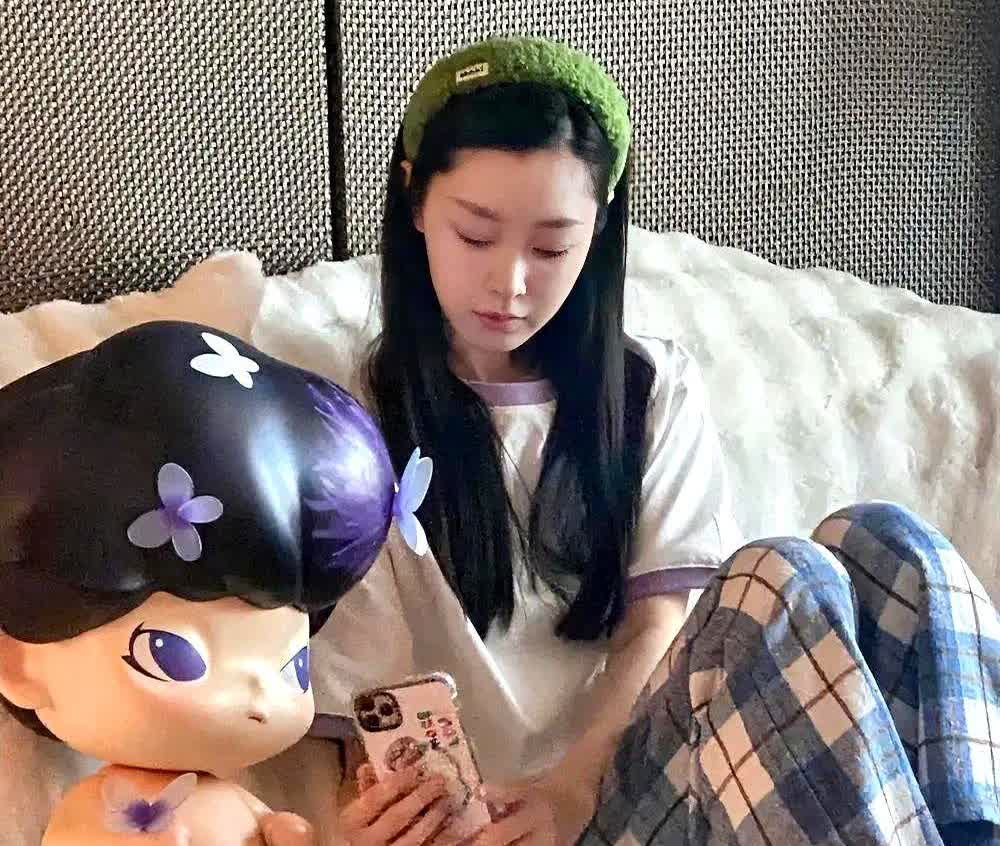 宋轶居家照，大玩偶小脚丫意外抢镜，这奇妙组合到底藏啥玄机？

她窝在松软的床
