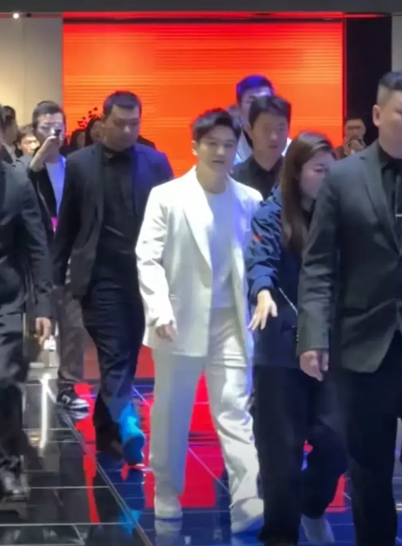 王励勤，樊振东，双赢，一个在北京任新职，一个在上海出席商务活，可谓是风光无限。