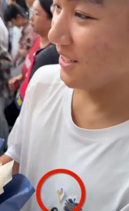 看哭了！6月9日，江西一男孩将母亲遗照贴在衣服上参加高考，考试结束后直奔母亲墓地
