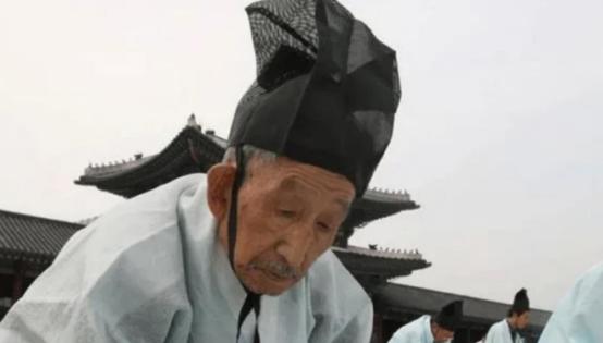 南宋绍兴八年，科举考试结束，赵构发现探花是一名白发苍苍的老人，便问道：“您多大，