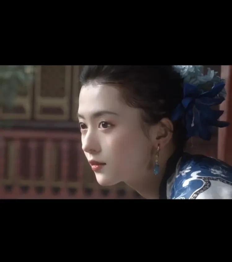 这位00后的女明星真是宝藏女孩！，风格那叫一个多变
一会儿是温婉古典风，身着蓝白