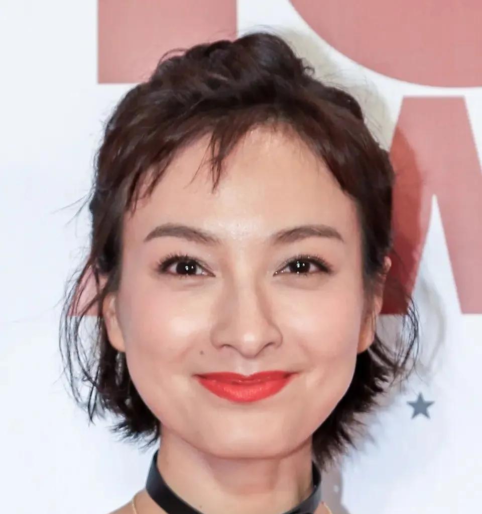 吴昕的脸怎么了#吴昕星光大赏# #吴昕短剧# #吴昕出场费# 
近日，吴昕的脸部