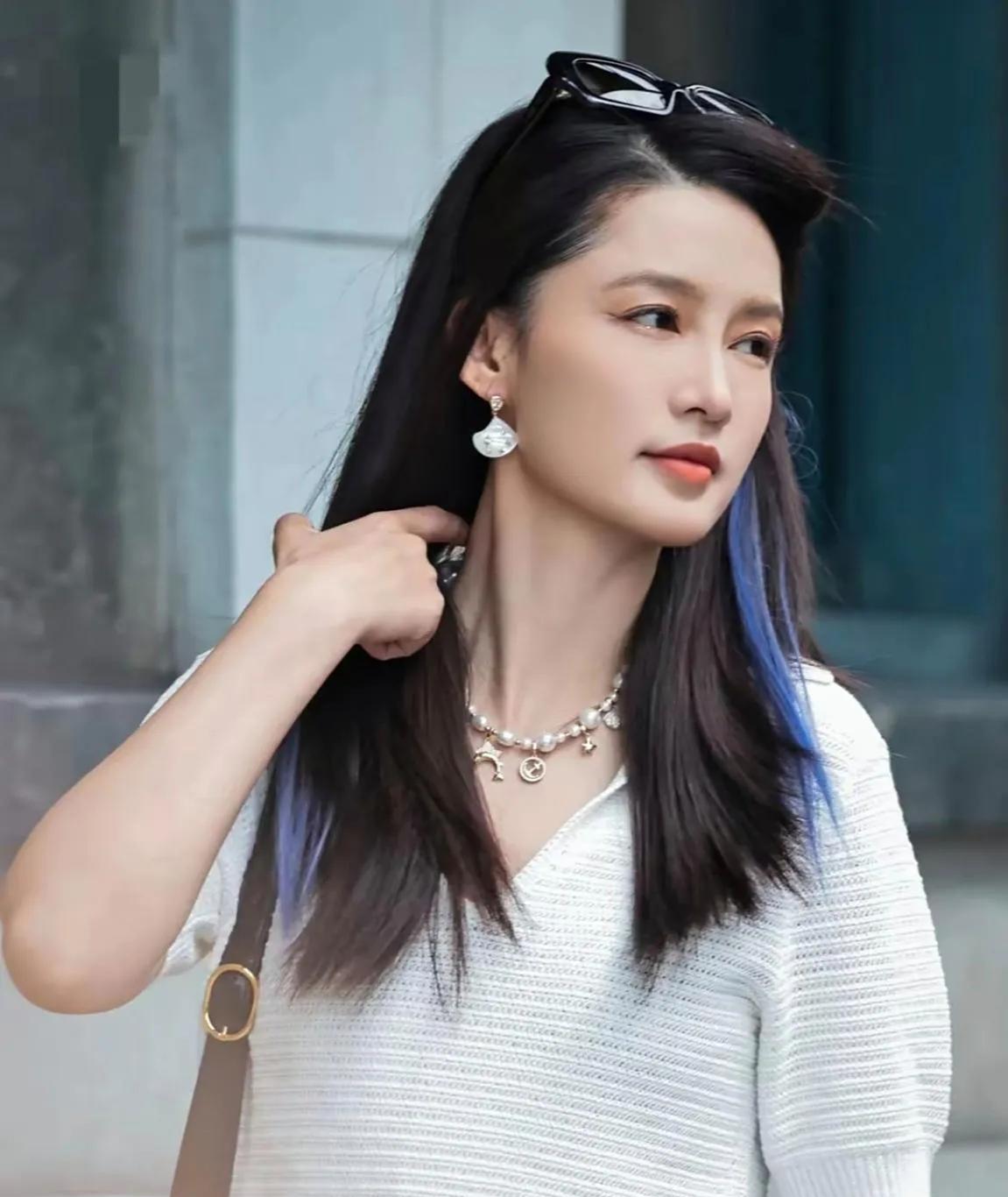 李沁长得好看，穿衣时髦，与众不同的新意高级感
李沁白到发光，白针织+钩针渔夫帽，
