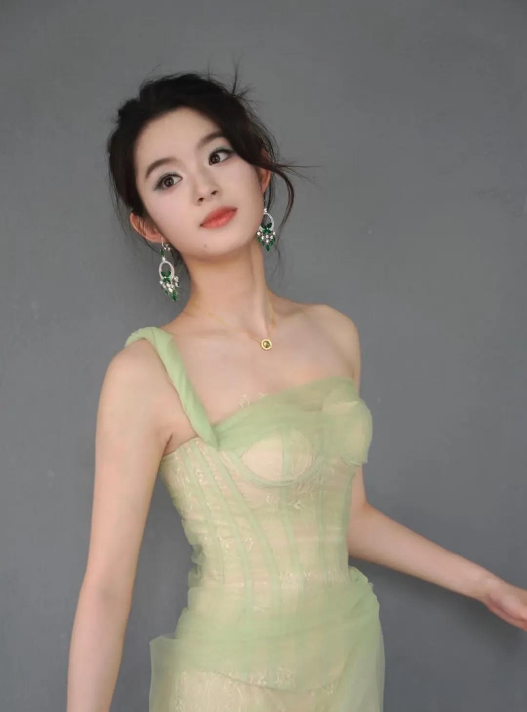 不查不知道，一查吓一跳
黄杨钿甜现在才17周岁啊
最让人震惊的不是她耳环，而她是