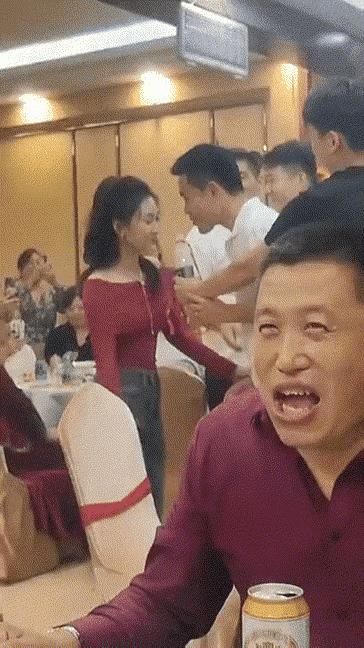 就结婚酒宴上玩个游戏，挺欢乐的。祝福新人[玫瑰]