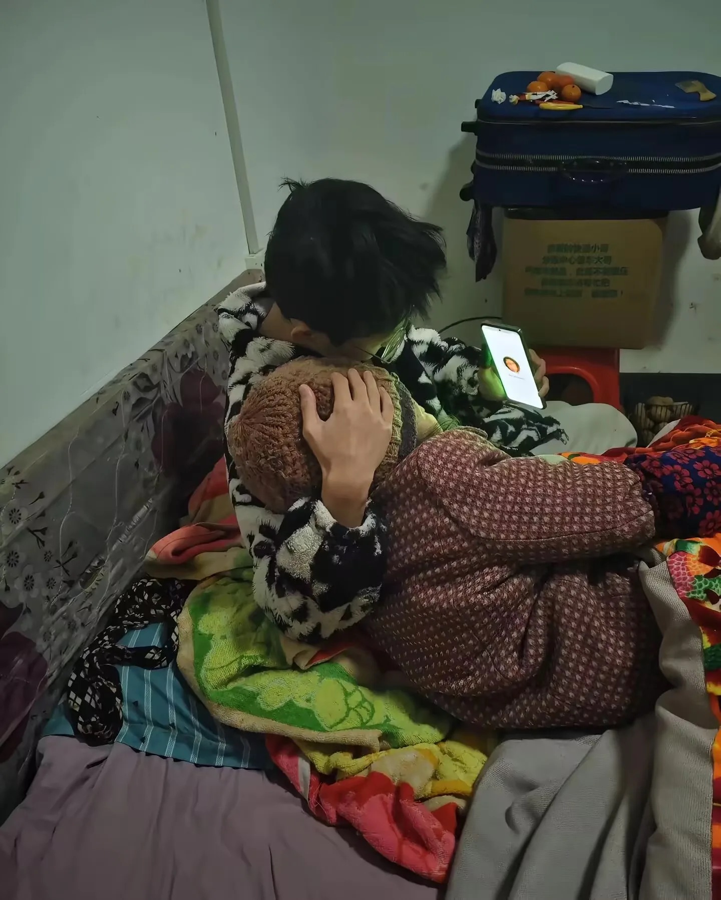 奶奶不知道孙子在干啥？但她只要孙子开心就行