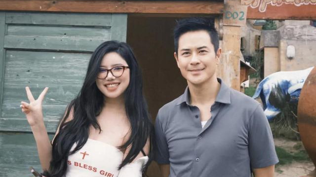 郑嘉颖一家到成都旅游，和陈凯琳拍摄性感照片，结婚7年激情不减