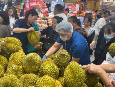 赚中国人钱还想毒害中国人？很多中国人都喜欢吃泰国榴莲，可谁能想到，泰国榴莲里竟然