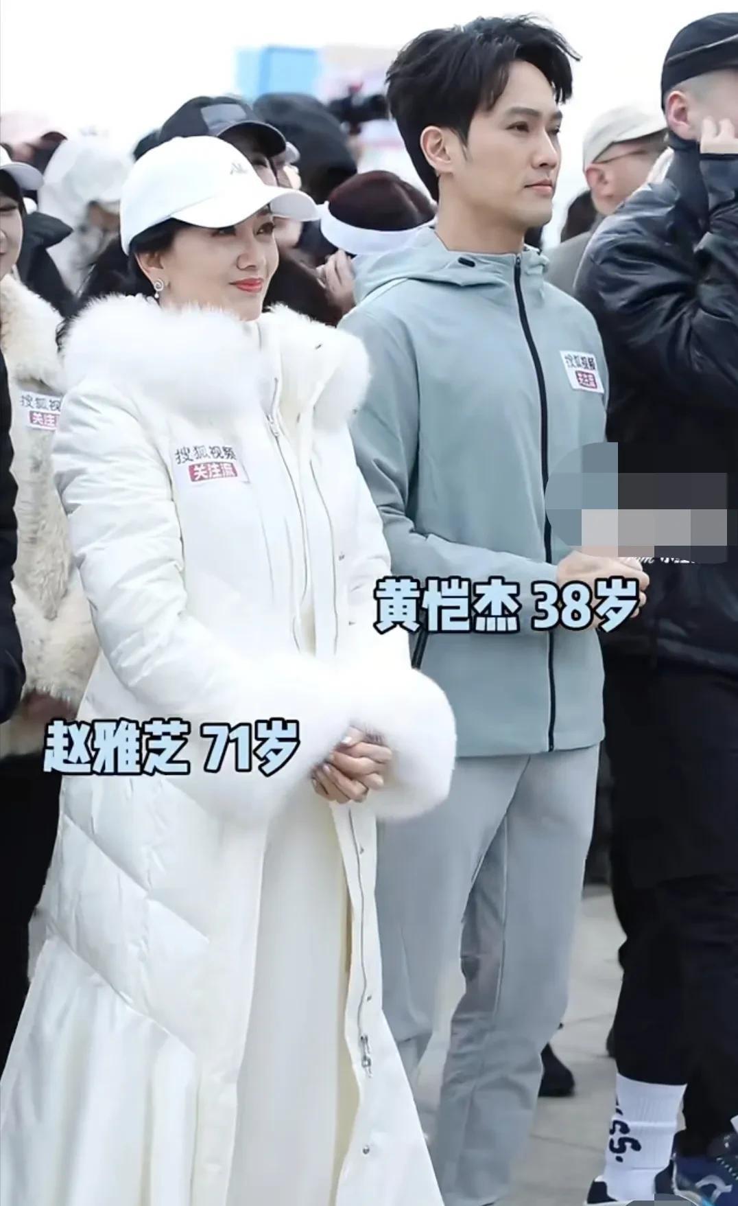 活动现场，赵雅芝身着白色运动装，头戴白色帽子，身姿挺拔，气质出众。尽管已71岁高