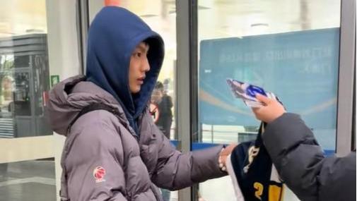 杜锋早上带崔永熙参加活动，下午率广东飞抵宁波冲联盟第一！