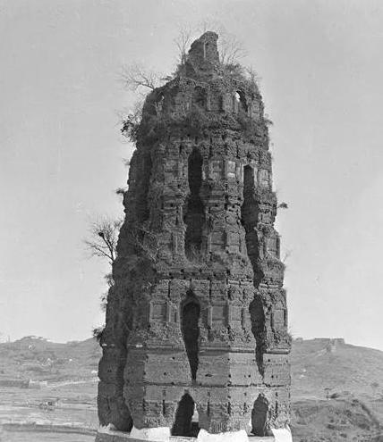 1924年，雷峰塔轰然倒塌，民众惊恐万分，喊叫声此起彼伏：“快逃！白娘子出来了！