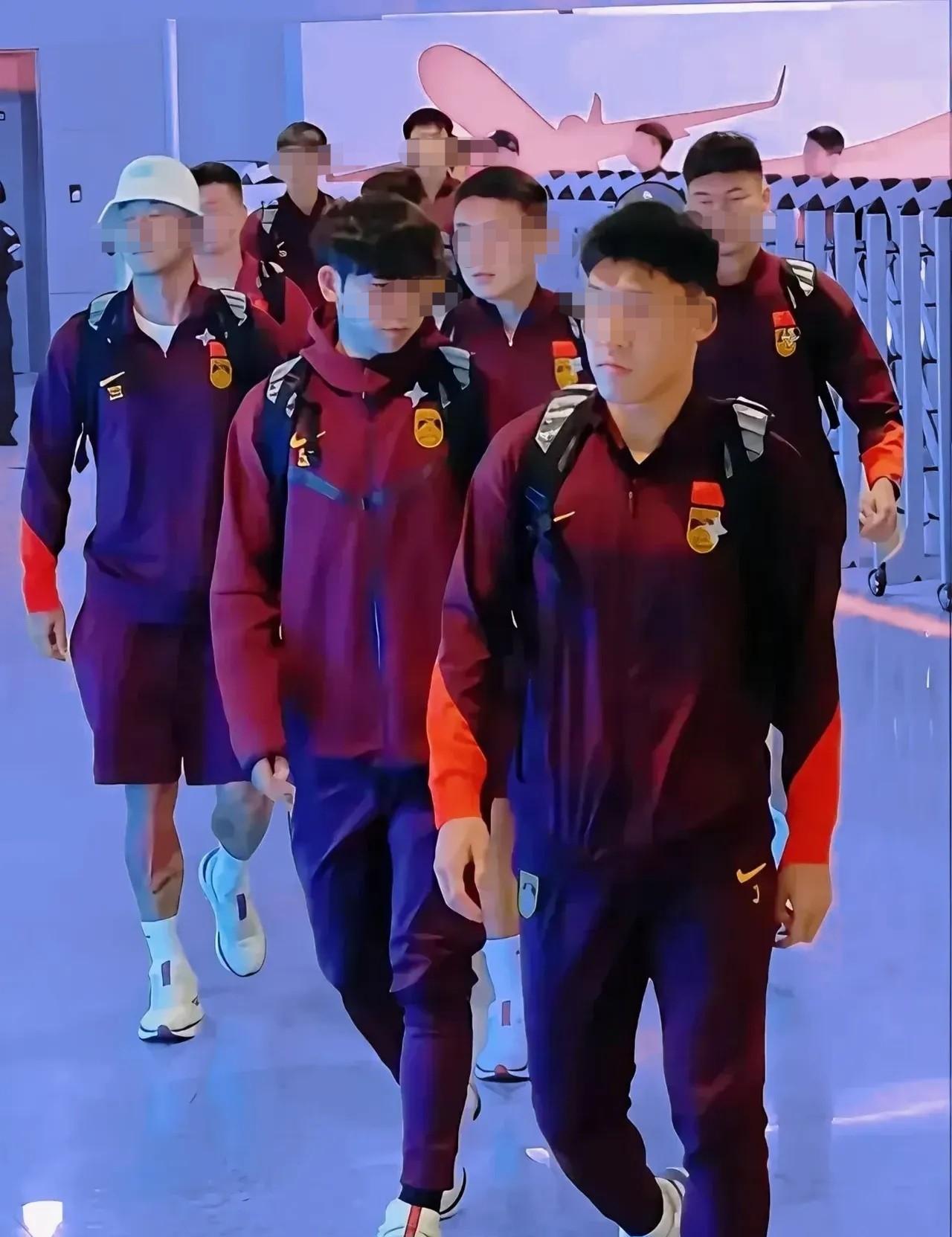 国足的先生们回国了，虽然0：1输给了印尼，提前一轮无缘世界杯，打破了68年不输印