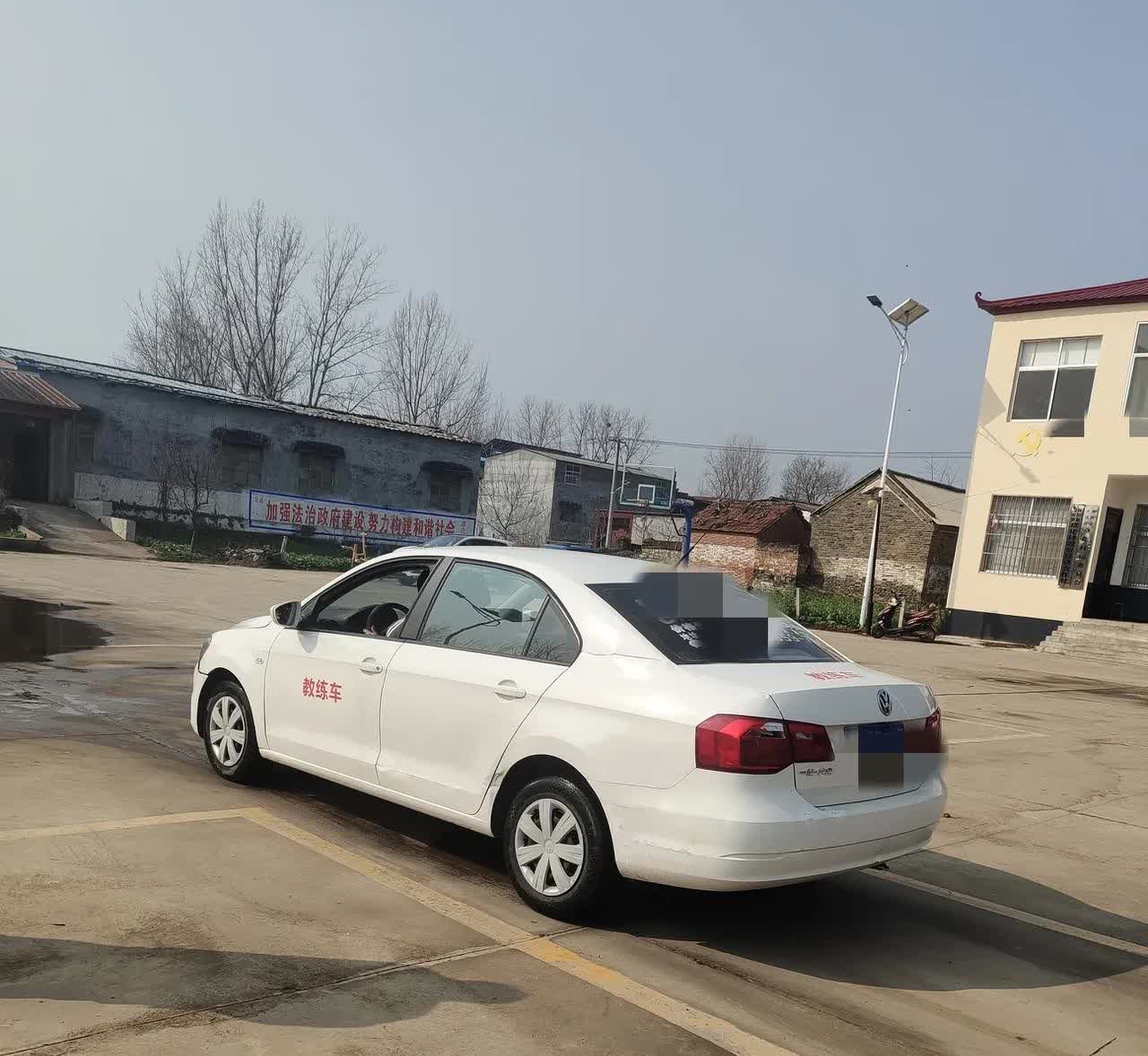 轮到我练科目三，教练跟人吵了起来。
今天教练带着我们三个学员去平顶山练科目三，