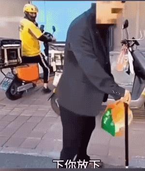 男子偷外卖被女子发现后，女子让他放下，男子放下是放下了，可男子上了脚，一顿乱踩。
