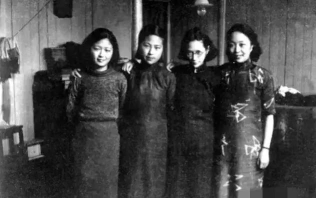 这是民国时期的合肥四姐妹，她们出身名门，才情横溢，大姐张元和下嫁戏子，二姐张允和