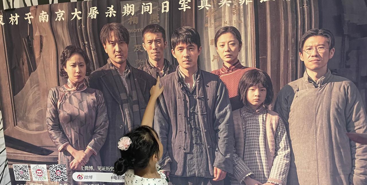 七夕节配小情人吧，果然是亲闺女，让她自己选电影，选的南京照相馆，与我之前自己去看