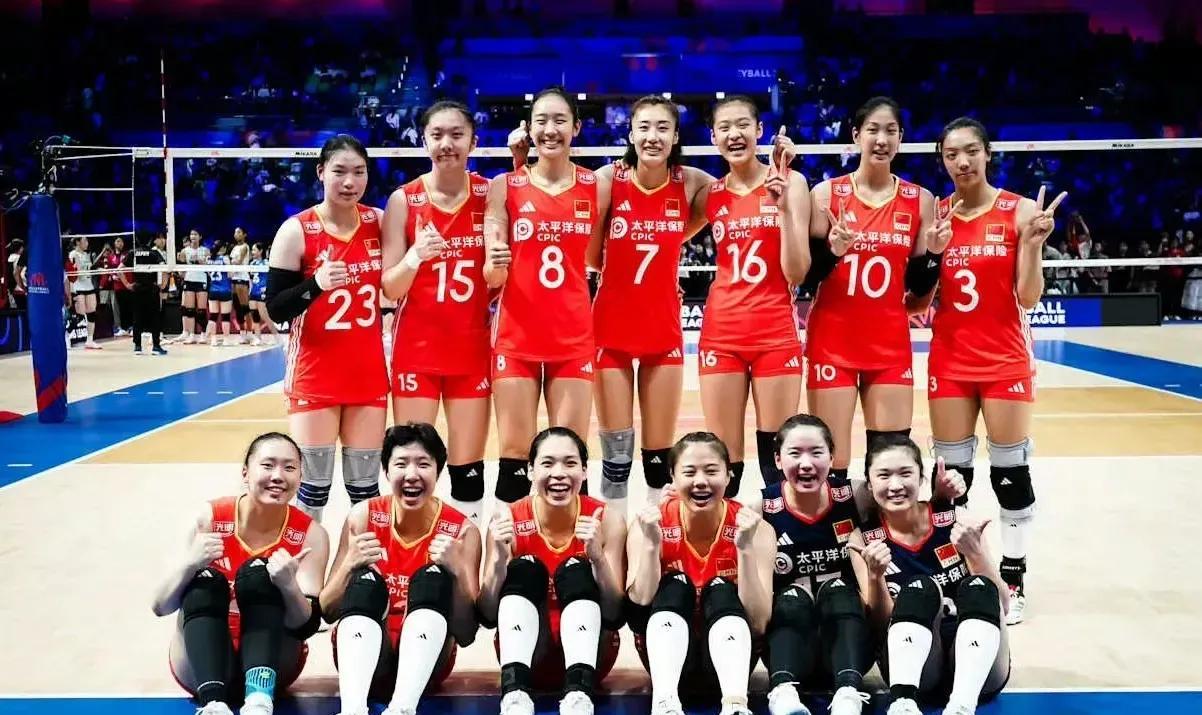 中国女排3一1战胜日本女排，赛后队员们高兴的和教练组击掌庆祝，主教练赵勇指导给了