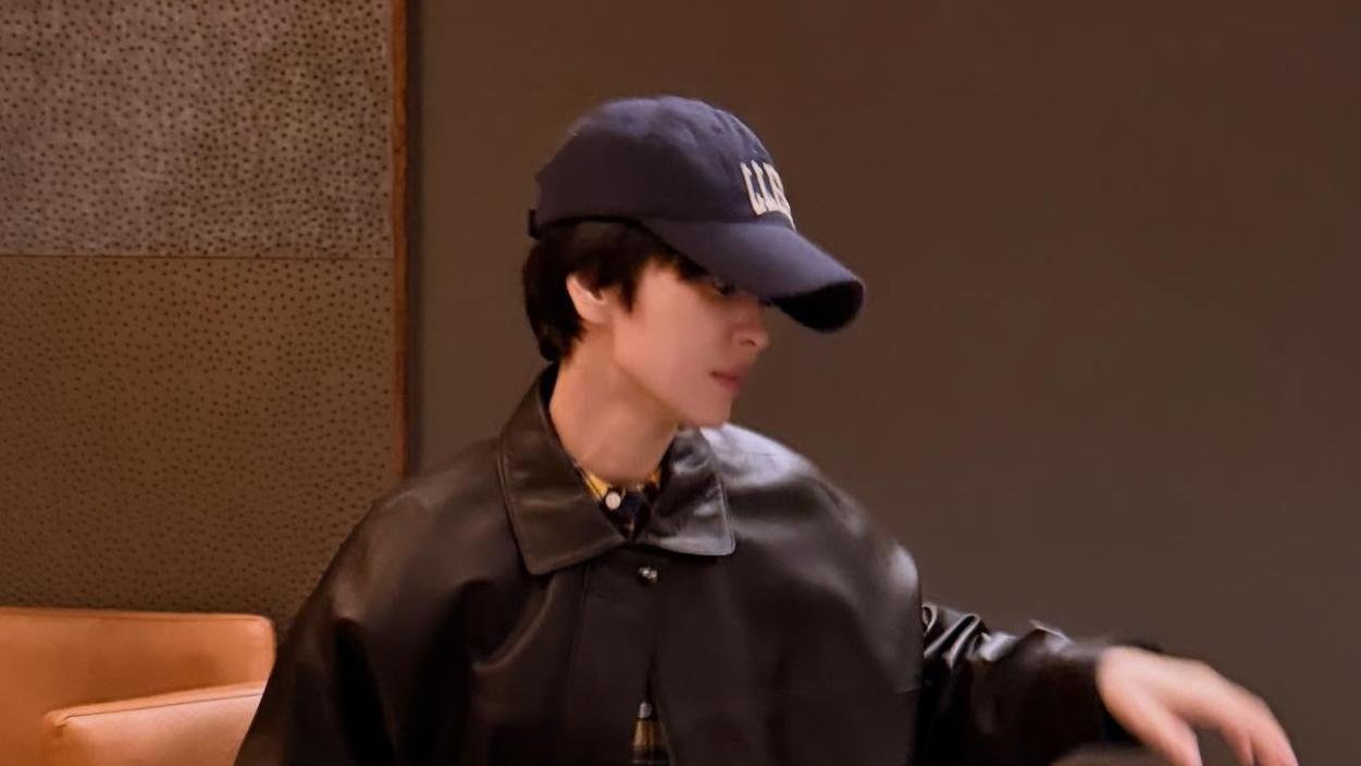 宋慧乔晒新照：皮鞋皮外套棒球帽好酷飒，头发又剪短了